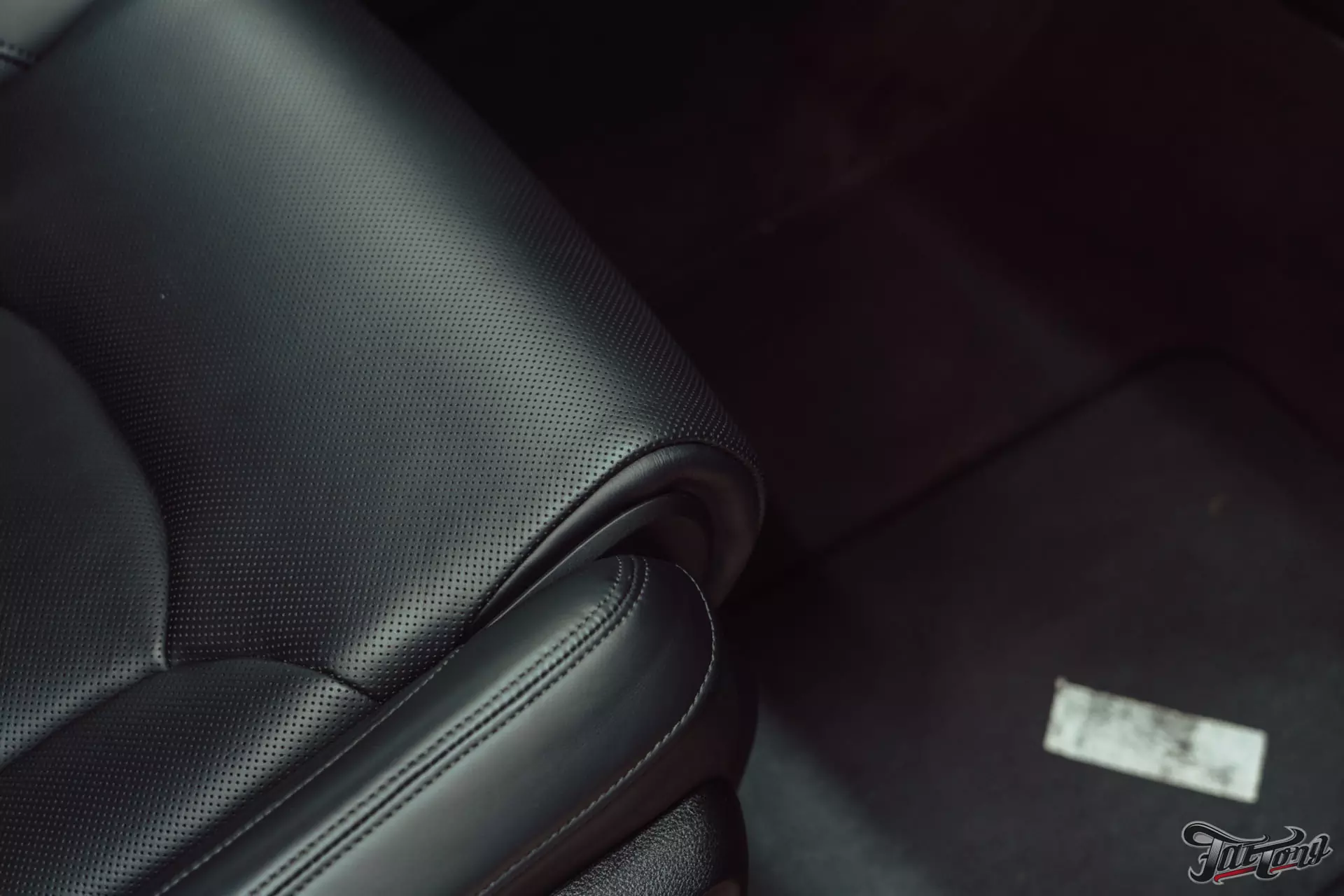 Audi Q7. Ремонт кожи в салоне